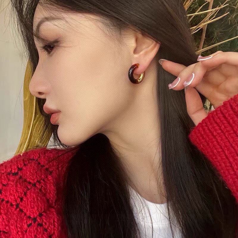 H**me5 earrings